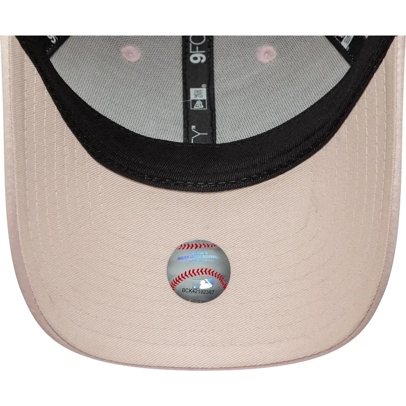bone-curvo-rosa-ajustavel-com-logo-rosa-para-mulheres-9forty-satin-da-new-york-yankees-mlb-da-new-era