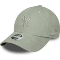 bone-curvo-verde-claro-ajustavel-com-logo-verde-para-mulheres-9forty-m-crown-pastel-cord-da-new-york-yankees-mlb-da-new-era