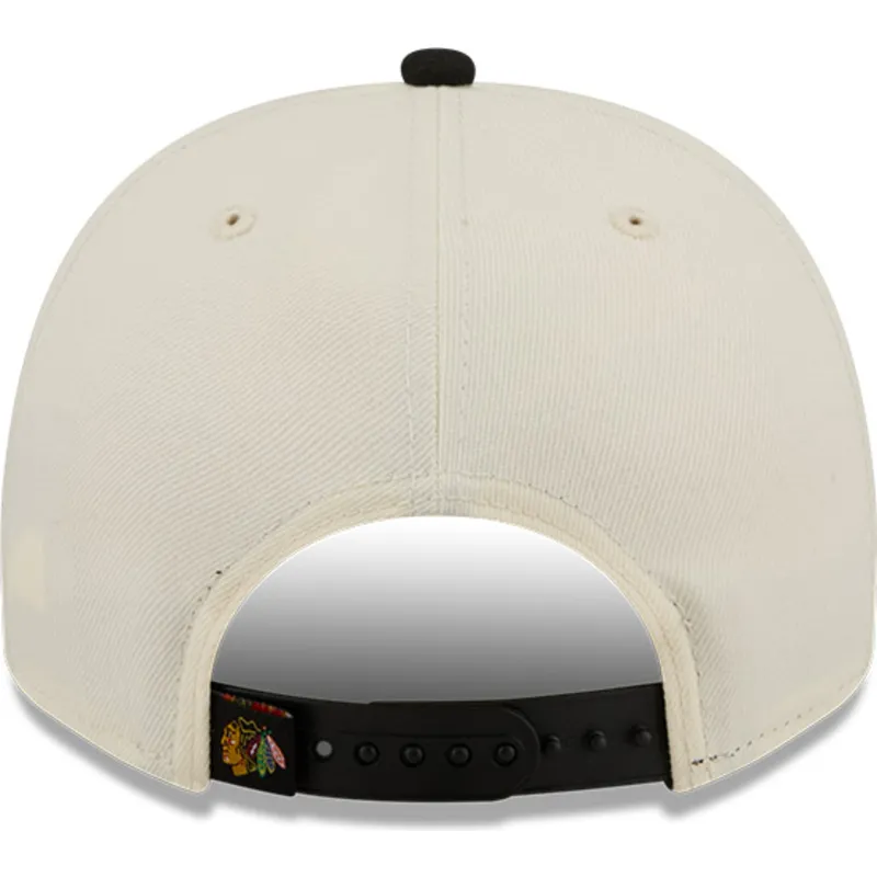 bone-curvo-bege-e-preto-snapback-9fifty-a-frame-classic-da-chicago-blackhawks-nhl-da-new-era
