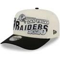 bone-curvo-bege-e-preto-snapback-9fifty-a-frame-classic-da-las-vegas-raiders-nfl-da-new-era