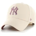 bone-curvo-bege-snapback-com-logo-violeta-mvp-ballpark-da-new-york-yankees-mlb-da-47-brand