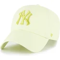 bone-curvo-amarelo-ajustavel-com-logo-amarelo-clean-up-no-loop-label-da-new-york-yankees-mlb-da-47-brand