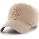 bone-curvo-castanho-ajustavel-com-logo-castanho-clean-up-no-loop-label-da-new-york-yankees-mlb-da-47-brand