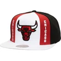 bone-plano-branco-vermelho-e-preto-branco-snapback-old-cut-da-chicago-bulls-nba-da-mitchell-ness