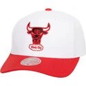 bone-curvo-branco-e-vermelho-snapback-team-2-tone-20-pro-da-chicago-bulls-nba-da-mitchell-ness