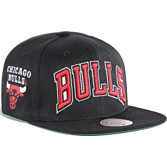 Boné plano preto snapback Triple Play da Chicago Bulls NBA da Mitchell & Ness