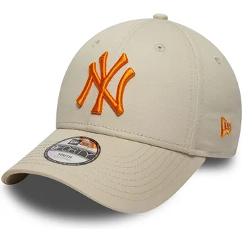 Boné curvo bege ajustável com logo laranja para criança 9FORTY League Essential da New York Yankees MLB da New Era