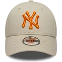 bone-curvo-bege-ajustavel-com-logo-laranja-para-crianca-9forty-league-essential-da-new-york-yankees-mlb-da-new-era