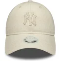 bone-curvo-bege-ajustavel-com-logo-bege-para-mulheres-9twenty-midi-linen-da-new-york-yankees-mlb-da-new-era