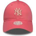 bone-curvo-rosa-ajustavel-com-logo-bege-para-mulheres-9twenty-league-essential-midi-da-new-york-yankees-mlb-da-new-era