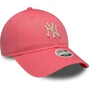 bone-curvo-rosa-ajustavel-com-logo-bege-para-mulheres-9twenty-league-essential-midi-da-new-york-yankees-mlb-da-new-era