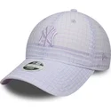 bone-curvo-violeta-ajustavel-com-logo-violeta-para-mulheres-9twenty-seersucker-da-new-york-yankees-mlb-da-new-era