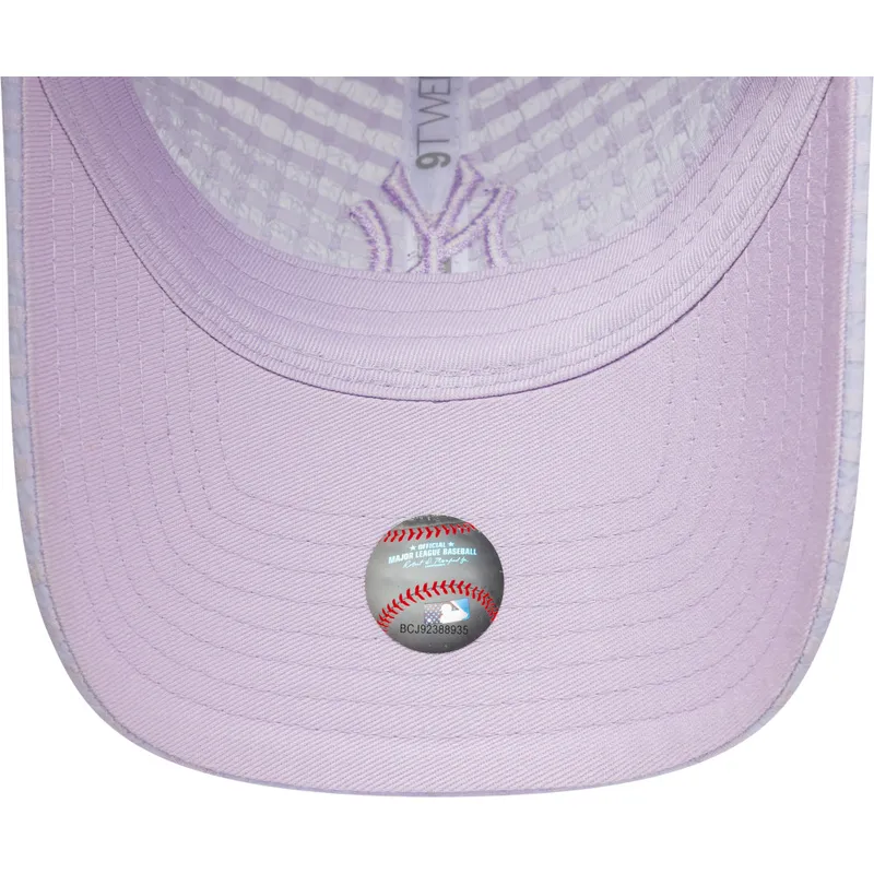 bone-curvo-violeta-ajustavel-com-logo-violeta-para-mulheres-9twenty-seersucker-da-new-york-yankees-mlb-da-new-era bone-curvo-violeta-ajustavel-com-logo-violeta-para-mulheres-9twenty-seersucker-da-new-york-yankees-mlb-da-new-era