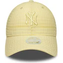 bone-curvo-amarelo-ajustavel-com-logo-amarelo-para-mulheres-9twenty-seersucker-da-new-york-yankees-mlb-da-new-era