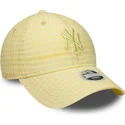 bone-curvo-amarelo-ajustavel-com-logo-amarelo-para-mulheres-9twenty-seersucker-da-new-york-yankees-mlb-da-new-era