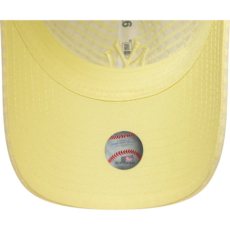 bone-curvo-amarelo-ajustavel-com-logo-amarelo-para-mulheres-9twenty-seersucker-da-new-york-yankees-mlb-da-new-era