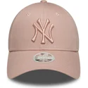 bone-curvo-rosa-ajustavel-com-logo-rosa-para-mulheres-9forty-league-essential-da-new-york-yankees-mlb-da-new-era