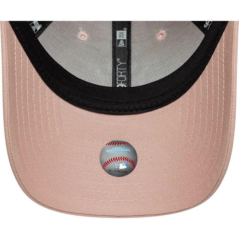bone-curvo-rosa-ajustavel-com-logo-rosa-para-mulheres-9forty-league-essential-da-new-york-yankees-mlb-da-new-era
