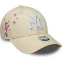 bone-curvo-bege-ajustavel-para-mulheres-9forty-floral-icon-side-da-new-york-yankees-mlb-da-new-era