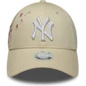 bone-curvo-bege-ajustavel-para-mulheres-9forty-floral-icon-side-da-new-york-yankees-mlb-da-new-era