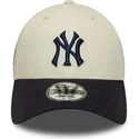 bone-curvo-bege-e-azul-marinho-ajustavel-com-logo-azul-marinho-9forty-world-series-da-new-york-yankees-mlb-da-new-era