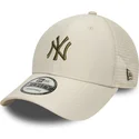 bone-trucker-bege-ajustavel-com-logo-verde-9forty-homefield-midi-da-new-york-yankees-mlb-da-new-era