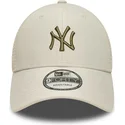 bone-trucker-bege-ajustavel-com-logo-verde-9forty-homefield-midi-da-new-york-yankees-mlb-da-new-era