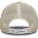 bone-trucker-bege-ajustavel-com-logo-verde-9forty-homefield-midi-da-new-york-yankees-mlb-da-new-era