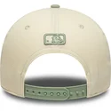 bone-curvo-bege-e-verde-snapback-com-logo-verde-9forty-m-crown-side-script-da-los-angeles-dodgers-mlb-da-new-era