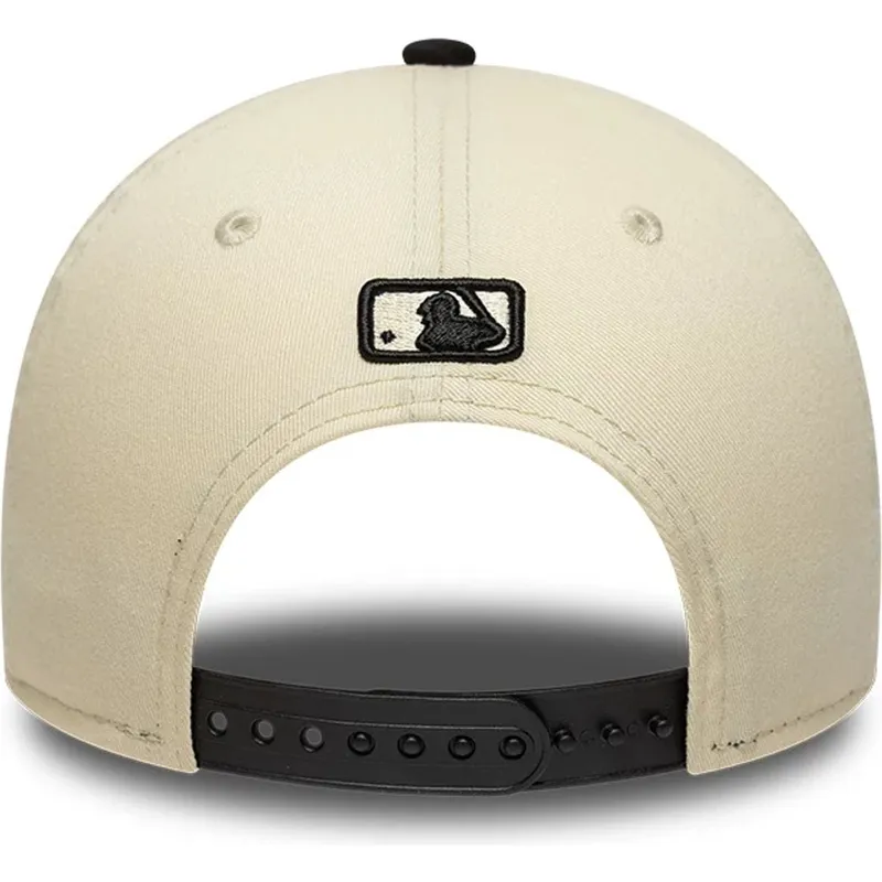 bone-curvo-bege-e-preto-snapback-9forty-m-crown-side-script-da-new-york-mets-mlb-da-new-era