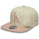 bone-plano-bege-snapback-com-logo-rosa-9fifty-original-fit-world-series-patch-da-los-angeles-dodgers-mlb-da-new-era