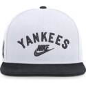 bone-plano-branco-e-azul-marinho-snapback-cooperstown-dri-fit-pro-structured-square-bill-da-nike