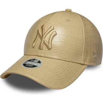 Boné curvo bege ajustável para mulheres com logo bege 9FORTY PU Pattern da New York Yankees MLB da New Era