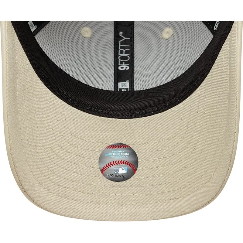 bone-curvo-bege-snapback-para-mulheres-com-logo-bege-9forty-m-crown-pu-diamante-da-los-angeles-dodgers-mlb-da-new-era bone-curvo-bege-snapback-para-mulheres-com-logo-bege-9forty-m-crown-pu-diamante-da-los-angeles-dodgers-mlb-da-new-era