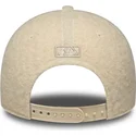 bone-curvo-bege-snapback-para-mulheres-com-logo-bege-9forty-m-crown-winter-borg-da-los-angeles-dodgers-mlb-da-new-era