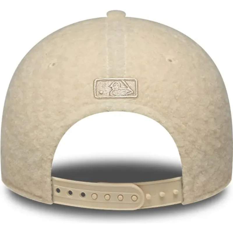 bone-curvo-bege-snapback-para-mulheres-com-logo-bege-9forty-m-crown-winter-borg-da-los-angeles-dodgers-mlb-da-new-era bone-curvo-bege-snapback-para-mulheres-com-logo-bege-9forty-m-crown-winter-borg-da-los-angeles-dodgers-mlb-da-new-era