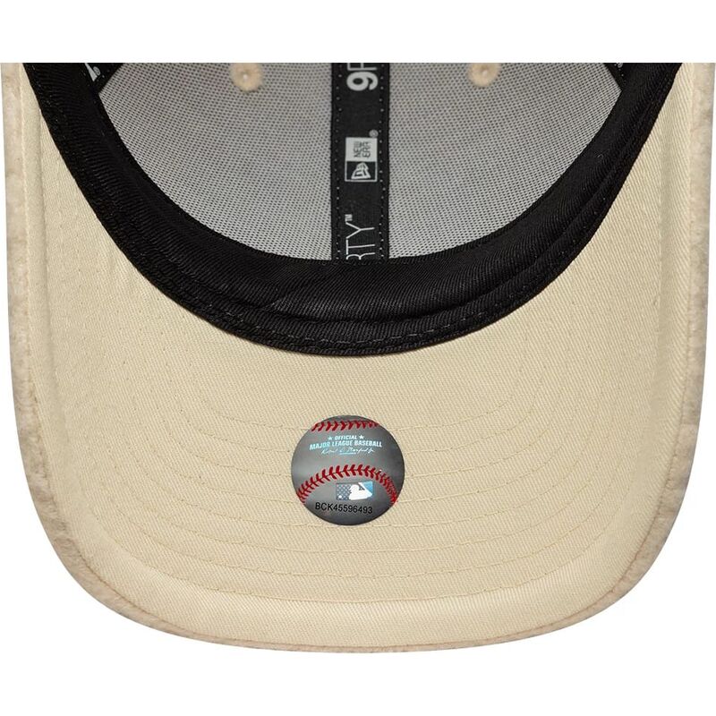 bone-curvo-bege-snapback-para-mulheres-com-logo-bege-9forty-m-crown-winter-borg-da-los-angeles-dodgers-mlb-da-new-era bone-curvo-bege-snapback-para-mulheres-com-logo-bege-9forty-m-crown-winter-borg-da-los-angeles-dodgers-mlb-da-new-era