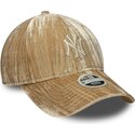 bone-curvo-bege-ajustavel-para-mulheres-com-logo-bege-9twenty-velour-da-new-york-yankees-mlb-da-new-era