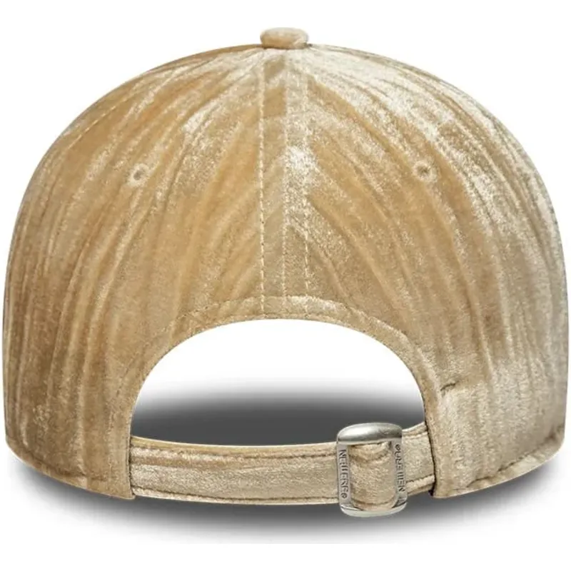 bone-curvo-bege-ajustavel-para-mulheres-com-logo-bege-9twenty-velour-da-new-york-yankees-mlb-da-new-era bone-curvo-bege-ajustavel-para-mulheres-com-logo-bege-9twenty-velour-da-new-york-yankees-mlb-da-new-era
