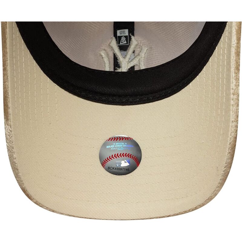 bone-curvo-bege-ajustavel-para-mulheres-com-logo-bege-9twenty-velour-da-new-york-yankees-mlb-da-new-era bone-curvo-bege-ajustavel-para-mulheres-com-logo-bege-9twenty-velour-da-new-york-yankees-mlb-da-new-era