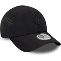 bone-trucker-preto-com-logo-preto-runner-tech-midi-da-new-york-yankees-mlb-da-new-era