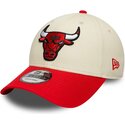 bone-curvo-bege-e-vermelho-ajustavel-9forty-colour-block-da-chicago-bulls-nba-da-new-era
