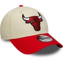 bone-curvo-bege-e-vermelho-ajustavel-9forty-colour-block-da-chicago-bulls-nba-da-new-era