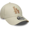 bone-curvo-bege-ajustavel-com-logo-castanho-9forty-faux-pony-infill-da-los-angeles-dodgers-mlb-da-new-era