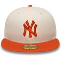 bone-plano-bege-e-laranja-justo-com-logo-laranja-59fifty-league-essential-da-new-york-yankees-mlb-da-new-era