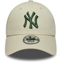 bone-curvo-bege-ajustavel-com-logo-verde-escuro-9forty-league-essential-da-new-york-yankees-mlb-da-new-era