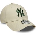 bone-curvo-bege-ajustavel-com-logo-verde-escuro-9forty-league-essential-da-new-york-yankees-mlb-da-new-era
