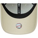 bone-curvo-bege-ajustavel-com-logo-verde-escuro-9forty-league-essential-da-new-york-yankees-mlb-da-new-era