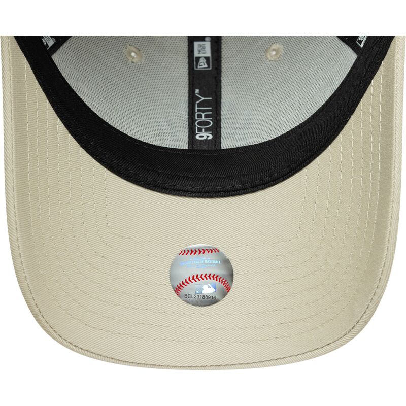bone-curvo-bege-ajustavel-com-logo-verde-escuro-9forty-league-essential-da-new-york-yankees-mlb-da-new-era bone-curvo-bege-ajustavel-com-logo-verde-escuro-9forty-league-essential-da-new-york-yankees-mlb-da-new-era