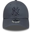bone-curvo-cinza-escuro-ajustavel-com-logo-cinza-escuro-9forty-league-essential-da-new-york-yankees-mlb-da-new-era